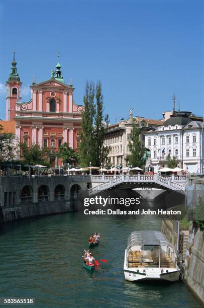 triple bridge and franciscan church of the annunciation in ljubljana - lubiana foto e immagini stock