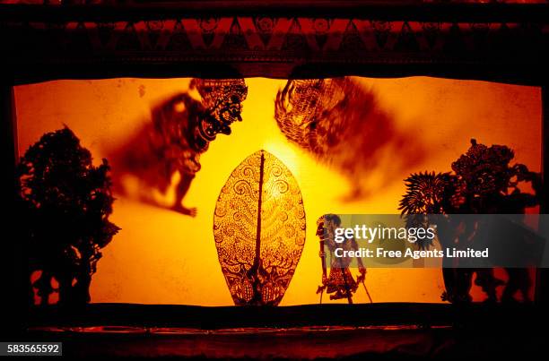 wayang shadow puppet play - wayang kulit puppenspiel stock-fotos und bilder