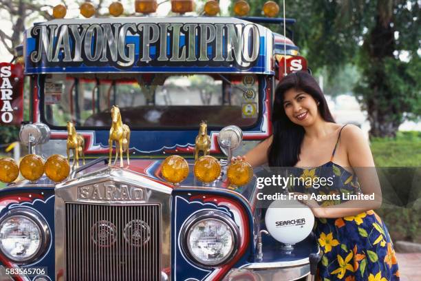 filipino woman posing by jeepneys - jeepney 個照片及圖片檔