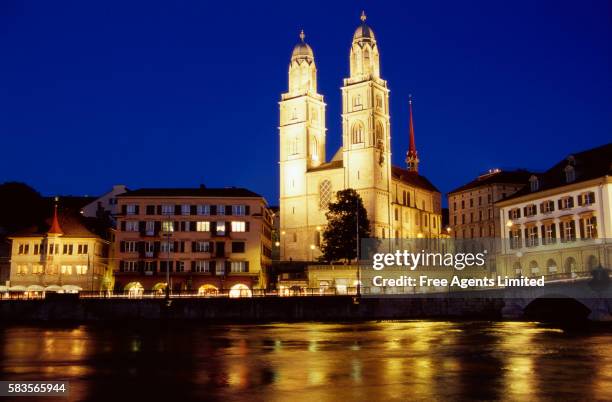 grossmunster cathedral and zurich waterfront at night - grossmünster stock-fotos und bilder