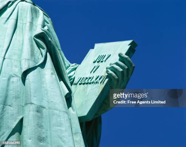 statue of liberty tablet - römische zahl stock-fotos und bilder