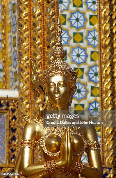 view of kinnara figure, wat phra kaeo, bangkok, thailand - kinnara photos et images de collection