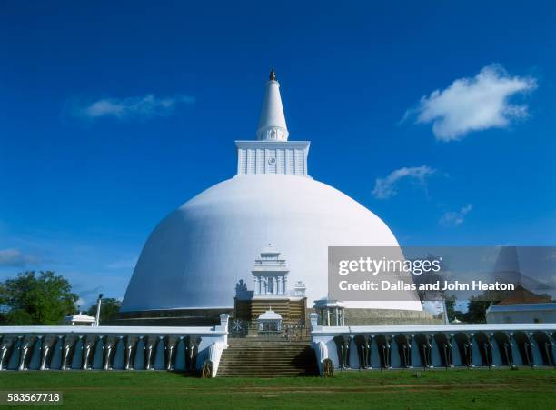 ruvanvelisaya dagoba - ruvanvelisaya dagoba stock pictures, royalty-free photos & images