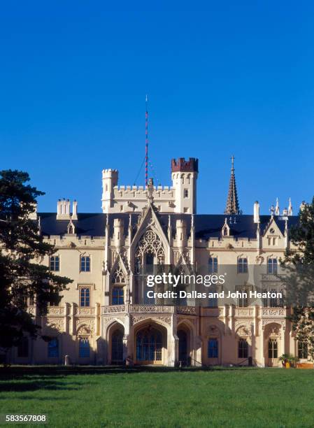 lednice chateau - moravia stockfoto's en -beelden