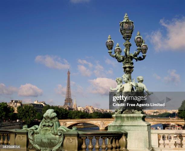 sculptures on pont alexandre-iii bridge - ballustrade stockfoto's en -beelden