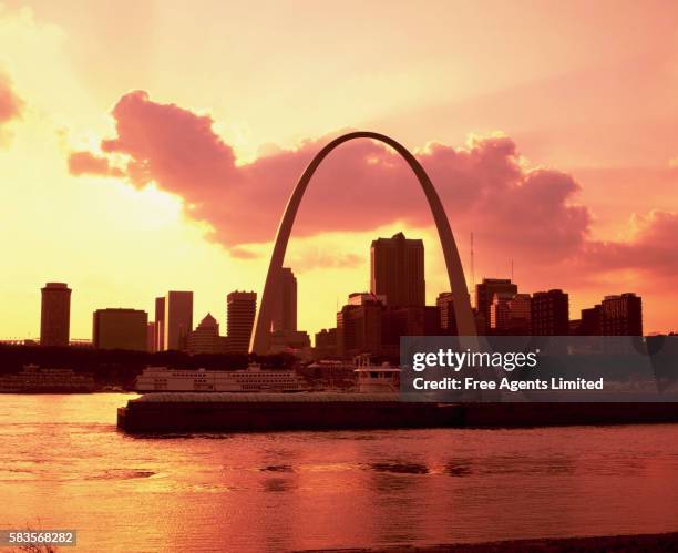 gateway arch and mississippi river - st louis stockfoto's en -beelden