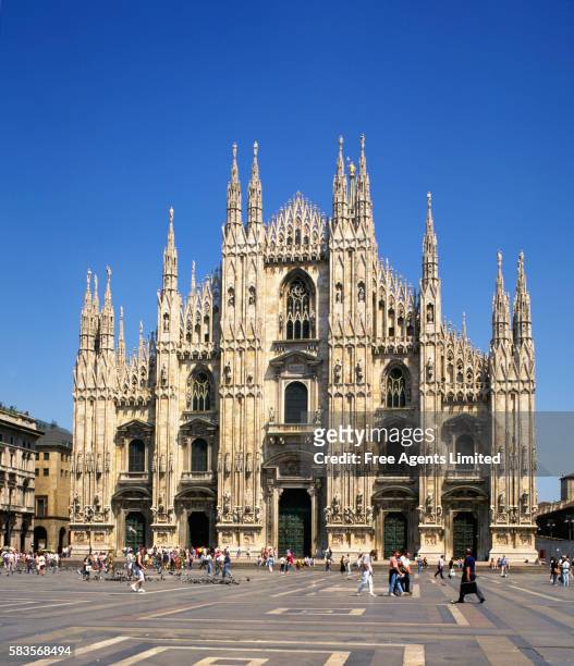 cathedral and piazza del duomo in milan - catedral de milán fotografías e imágenes de stock