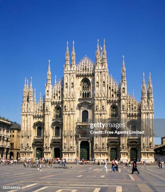 cathedral and piazza del duomo in milan - duomo di milano stockfoto's en -beelden