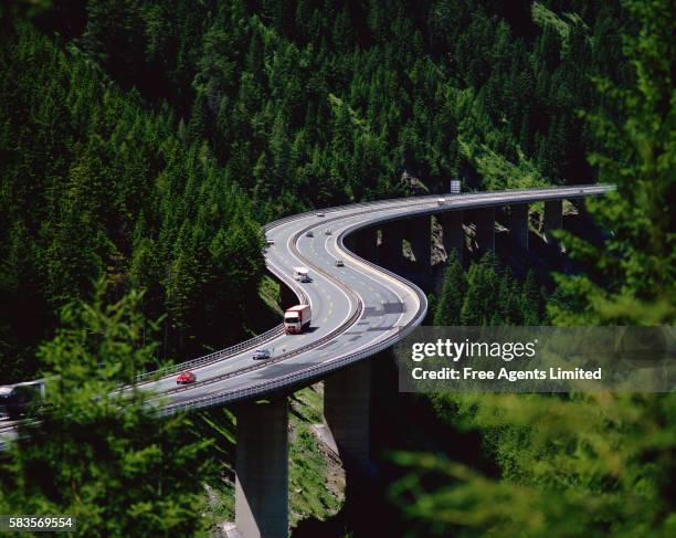highway in brenner pass - brennerpas stockfoto's en -beelden