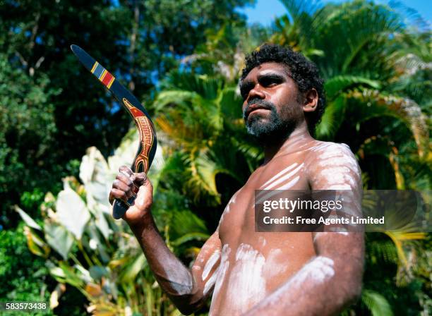 boomerang thrower - aboriginal boomerang photos et images de collection