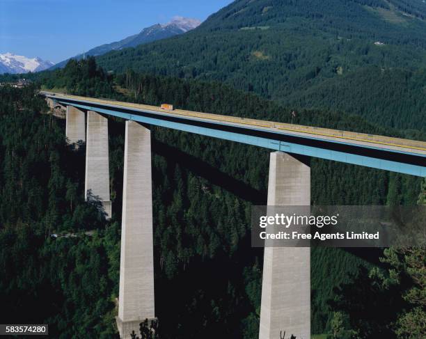 brenner pass and europa bridge - brennerpas stockfoto's en -beelden