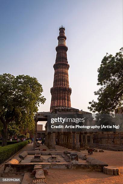 view of qutub minar in qutb complex, mehrauli, delhi, india - iron pillar new delhi stock pictures, royalty-free photos & images