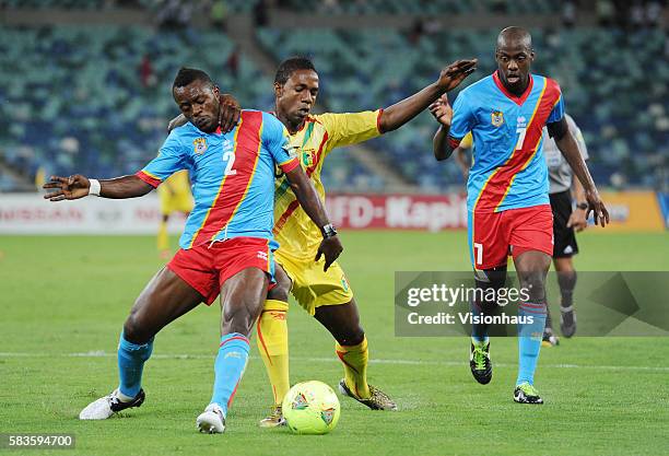 Djo Issama Mpeko and Youssouf Mulumbu of DR Congo and Modibo Maiga of Mali during the 2013 African Cup of Nations Group B match between Democratic...