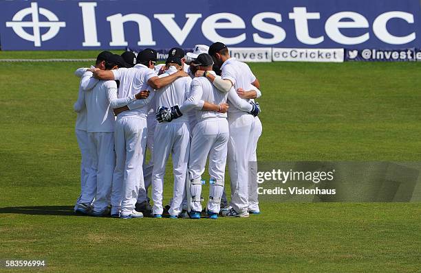 England players gather for a pre-session huddle during Day Four of the 2nd Investec Test between England and Sri Lanka at the Headingley Carnegie...