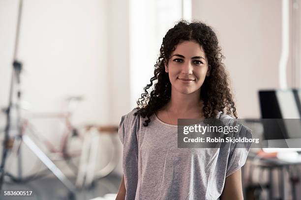 portrait of young woman smiling - middle eastern women foto e immagini stock