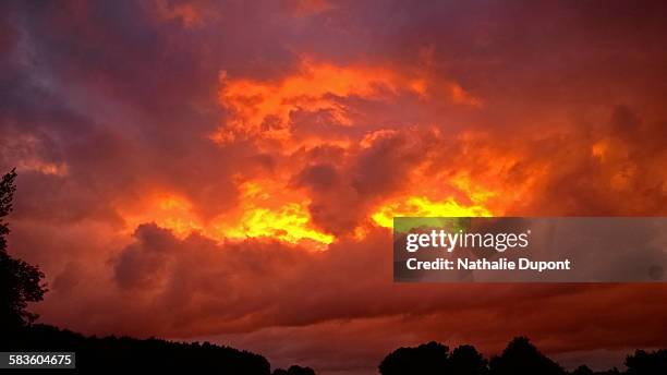 ciel d'orage rouge et orange en été - ciel rouge foto e immagini stock