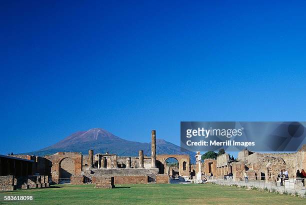 mt. vesuvius behind pompeii - mt vesuvius stock pictures, royalty-free photos & images