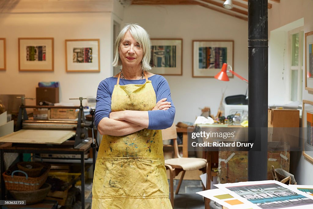 Printmaker Working Artist And Printmaker In Her Studio High-Res Stock Photo - Getty Images