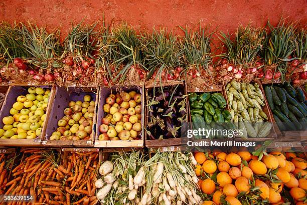 crates of fresh market vegetables and fruit - puesto de mercado agrícola fotografías e imágenes de stock