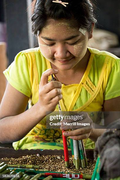 cheroot factory in bago, myanmar - cheroot stock-fotos und bilder