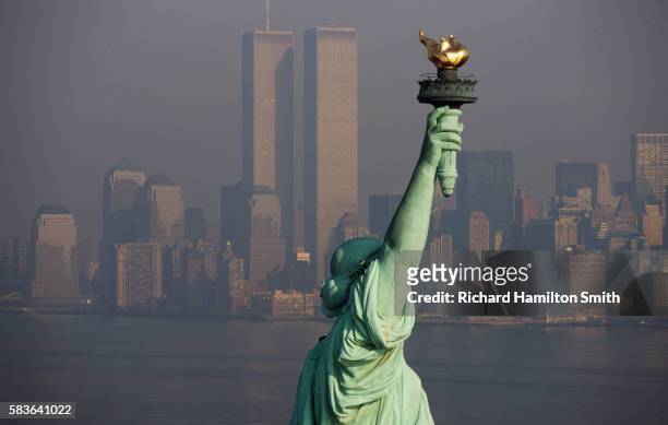 statue of liberty and the manhattan skyline - twin towers manhattan stock pictures, royalty-free photos & images