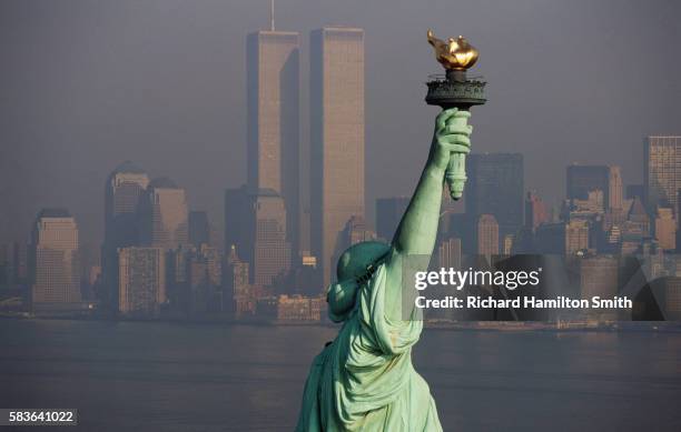 statue of liberty and the manhattan skyline - torres gémeas manhattan imagens e fotografias de stock