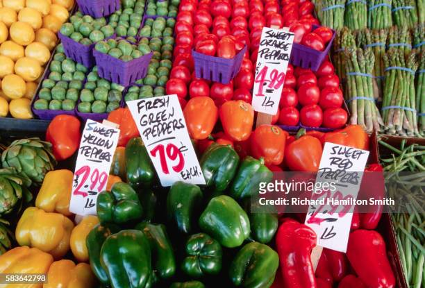 fresh produce at market - pike place market sign stockfoto's en -beelden