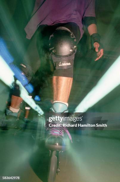 lower half of inline skater in motion - 90s rollerblading fotografías e imágenes de stock