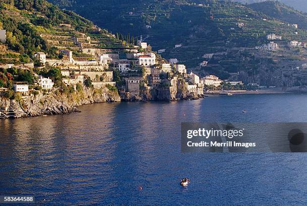 houses lining the gulf of salerno - golfo de salerno imagens e fotografias de stock