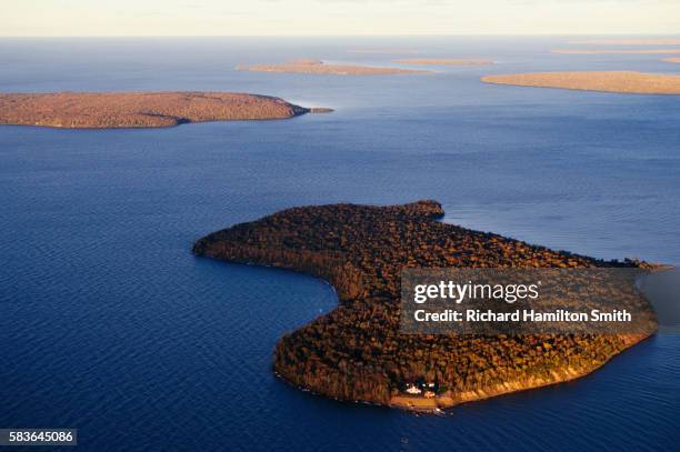 raspberry island lighthouse in wisconsin - great lakes foto e immagini stock