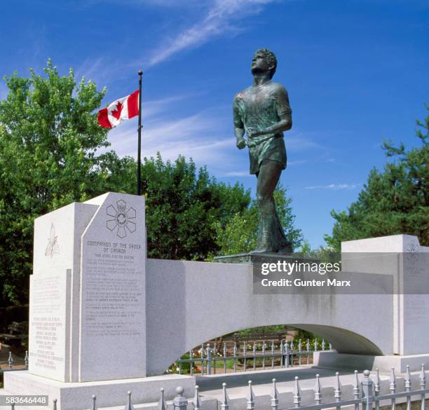 terry fox statue near thunder bay, ontario, canada - terry fox run stock pictures, royalty-free photos & images