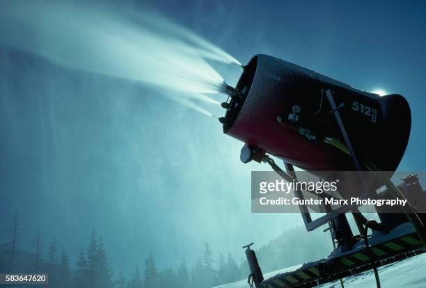 snowmaking machine - sneeuwmachine stockfoto's en -beelden