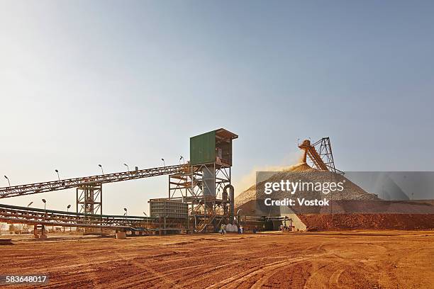 gold mine - burkina faso photos et images de collection
