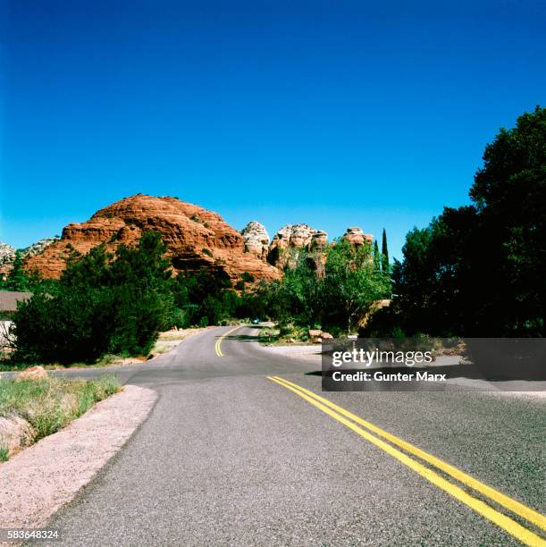 coffee pot rock, sedona, arizona - oak creek canyon fotografías e imágenes de stock