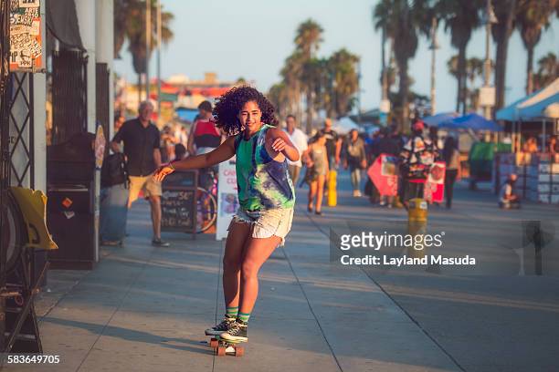 venice beach skateboard girl - venice california fotografías e imágenes de stock