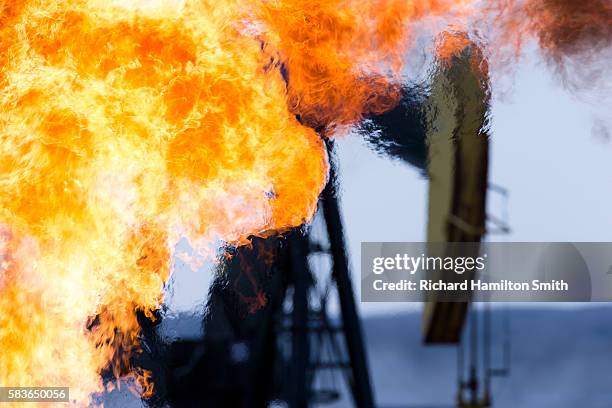 methane burn - oil field fotografías e imágenes de stock