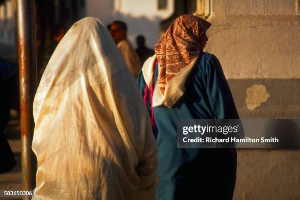 women on tunis street - tunesië stockfoto's en -beelden