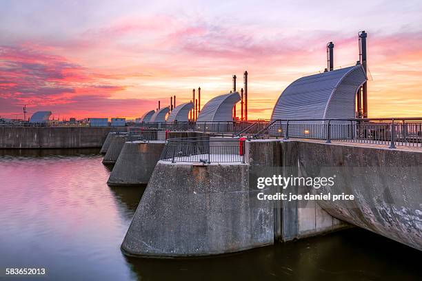 sunrise at cardiff bay barrage - cardiff bay stock-fotos und bilder