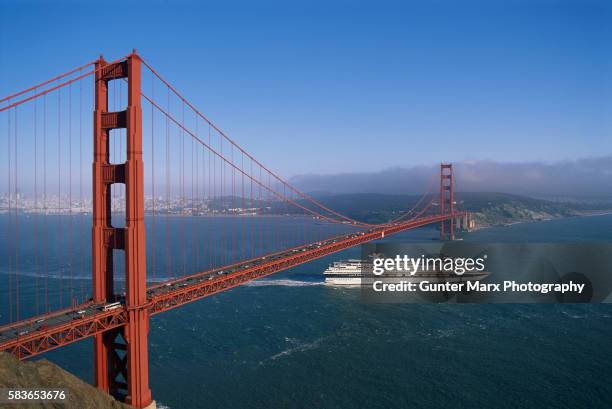 cruise ship sailing under the golden gate bridge - pazifik stock-fotos und bilder