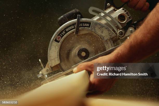 carpenter using circular saw - elektrisch gereedschap stockfoto's en -beelden