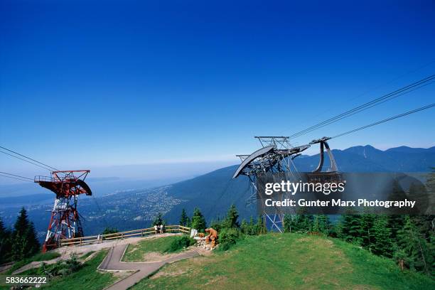 grouse mountain skyride - grouse mountain fotografías e imágenes de stock