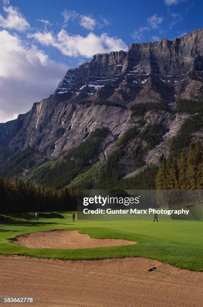 golfing on banff springs golf course - banff springs golf course - fotografias e filmes do acervo