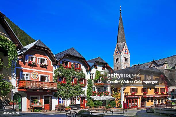 village square in hallstatt in austria - traditionally austrian 個照片及圖片檔