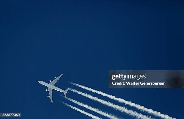 airliner (airbus a340) - flying ストックフォトと画像