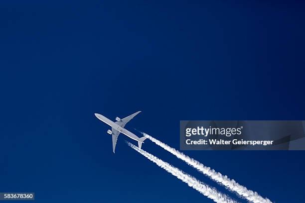 airliner, boeing 777 - boeing 777 foto e immagini stock