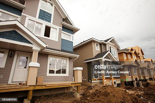 rows of new houses being built in fort mcmurray to house tar sands workers. the alberta tar sands in are the largest industrial project on the planet, and the world's most environmentally destructive. such is the money to be earned from the industry that - fort mcmurray canada stock-fotos und bilder