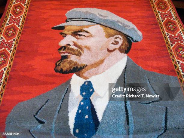 hand woven rug with portrait of lenin - archive 2005 foto e immagini stock