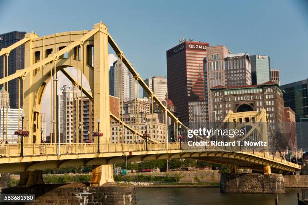 sixth street bridge in pittsburgh - rivière allegheny photos et images de collection