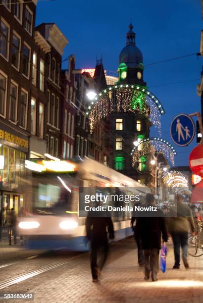 amsterdam street scene at christmas - amsterdam noel stock-fotos und bilder
