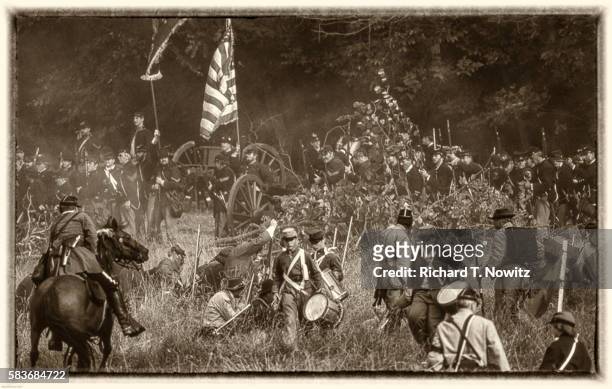 gettysburg civil war battle reenactment - american civil war battle stockfoto's en -beelden